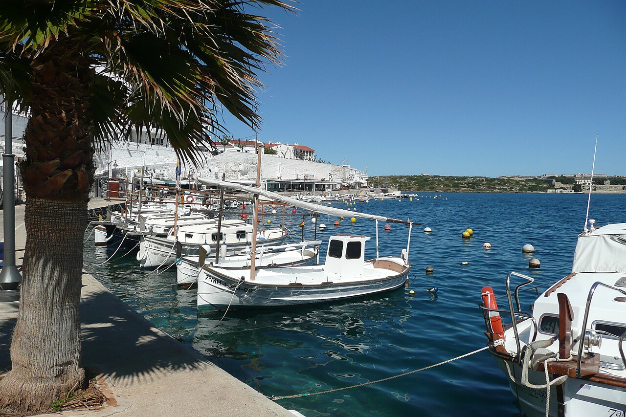 Barcas de alquiler en un puerto de Menorca