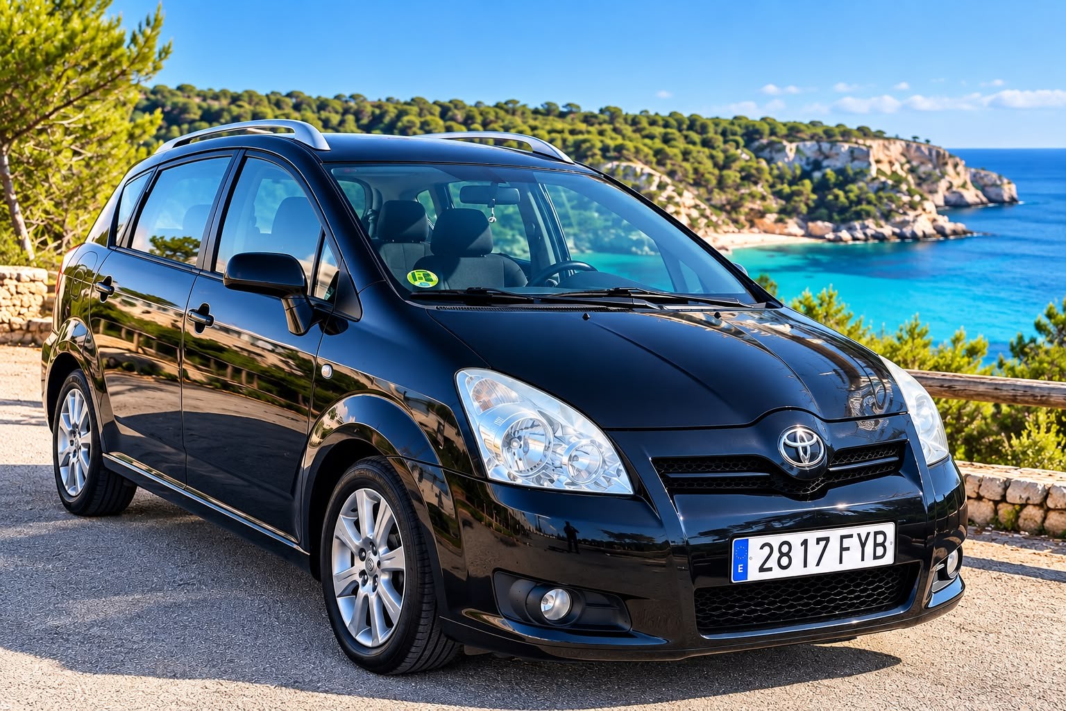 Coche de alquiler recorriendo la costa de Menorca