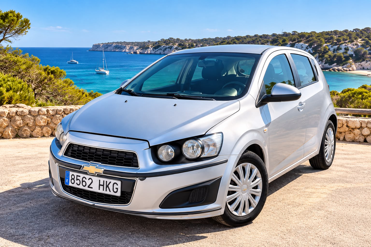 Coche de alquiler recorriendo la costa de Menorca
